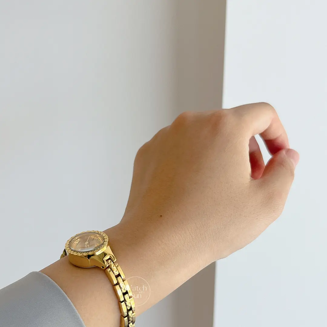 Vintage-Inspired Carved Case Oval Face Gold Bracelet Watch for Women