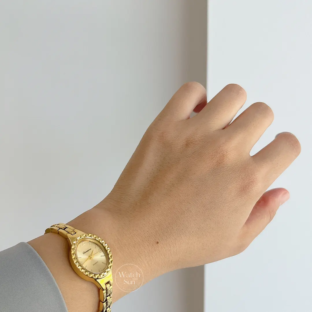 Vintage-Inspired Carved Case Oval Face Gold Bracelet Watch for Women