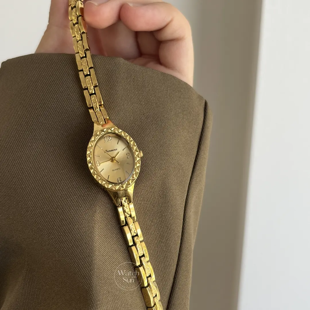 Vintage-Inspired Carved Case Oval Face Gold Bracelet Watch for Women