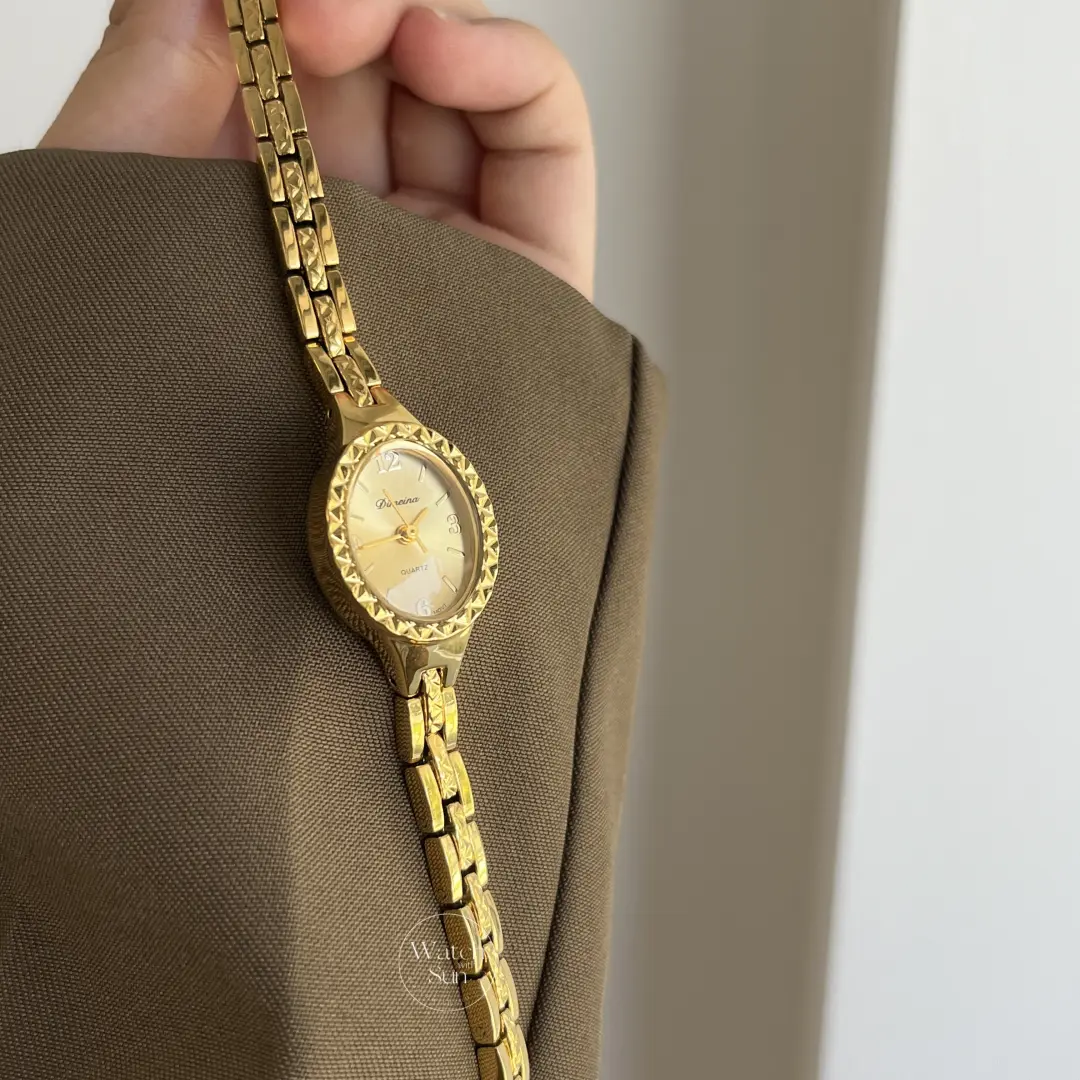 Vintage-Inspired Carved Case Oval Face Gold Bracelet Watch for Women