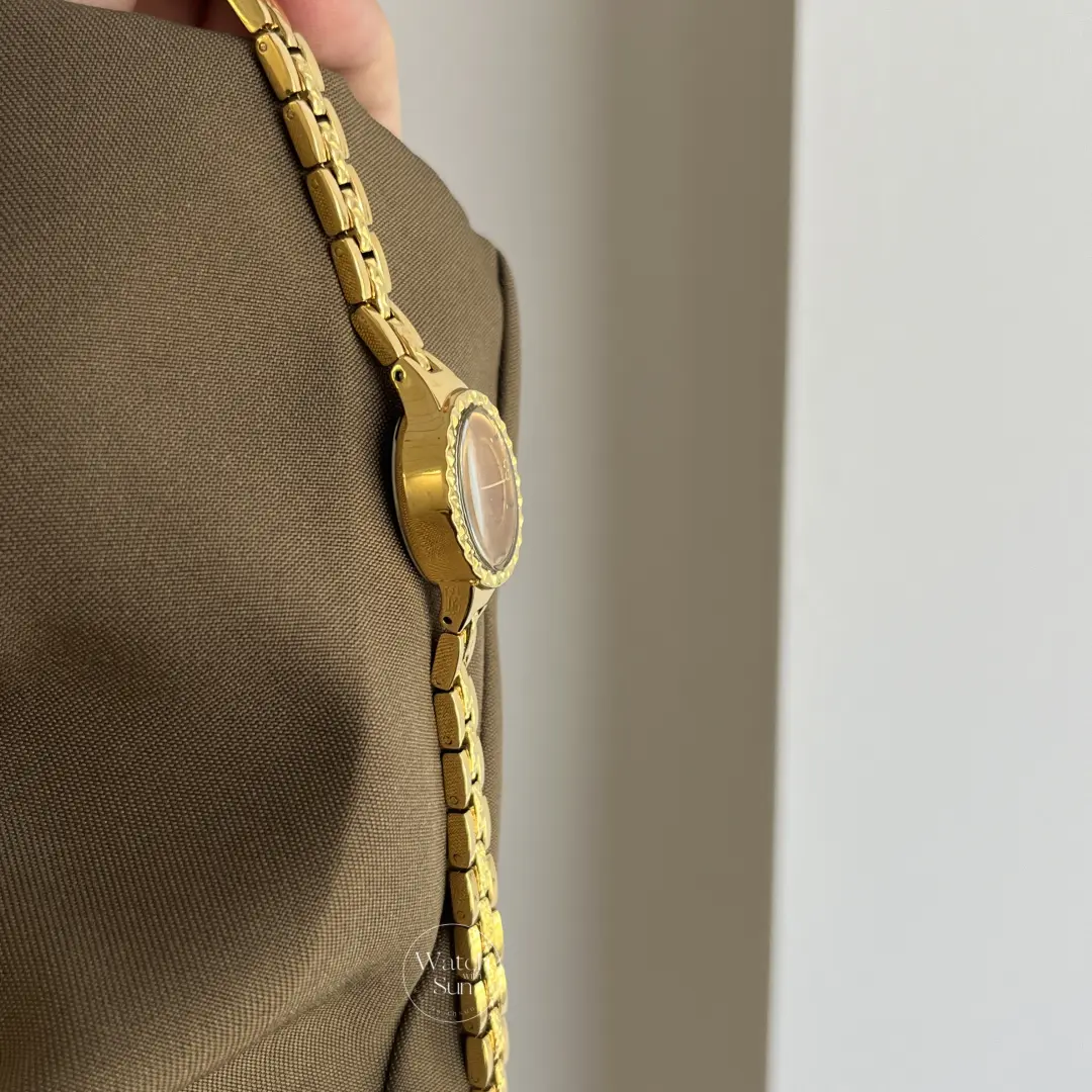 Vintage-Inspired Carved Case Oval Face Gold Bracelet Watch for Women