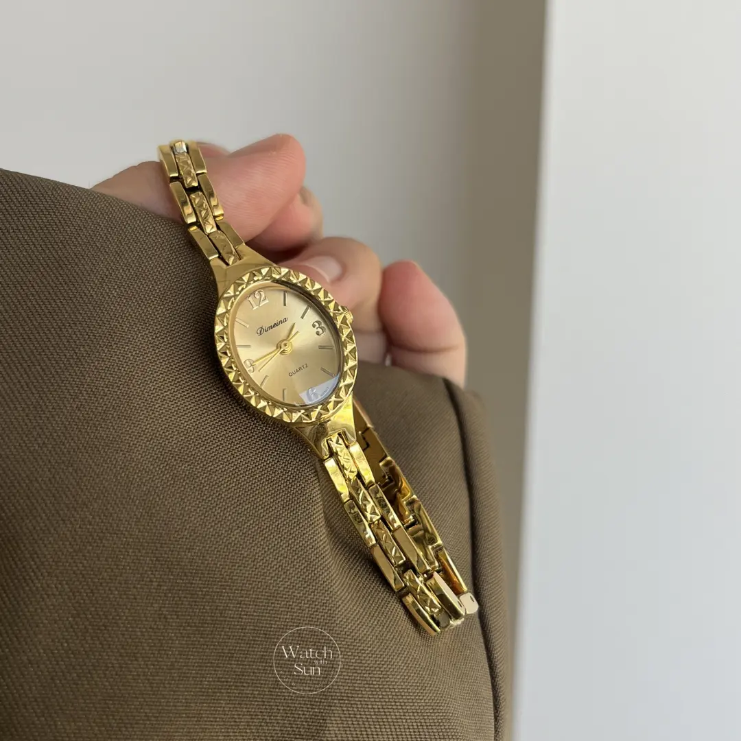 Vintage-Inspired Carved Case Oval Face Gold Bracelet Watch for Women