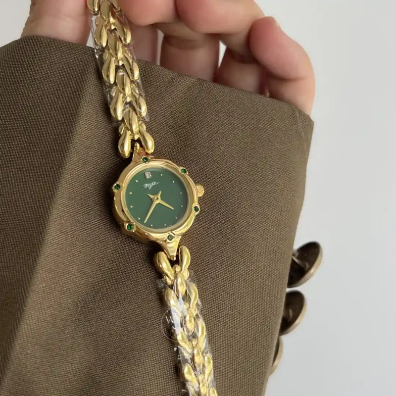 Vintage-Inspired Green Round Face Bracelet Watch for Women