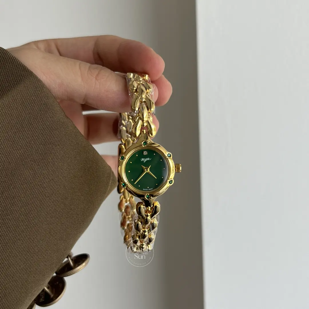 Vintage-Inspired Green Round Face Bracelet Watch for Women