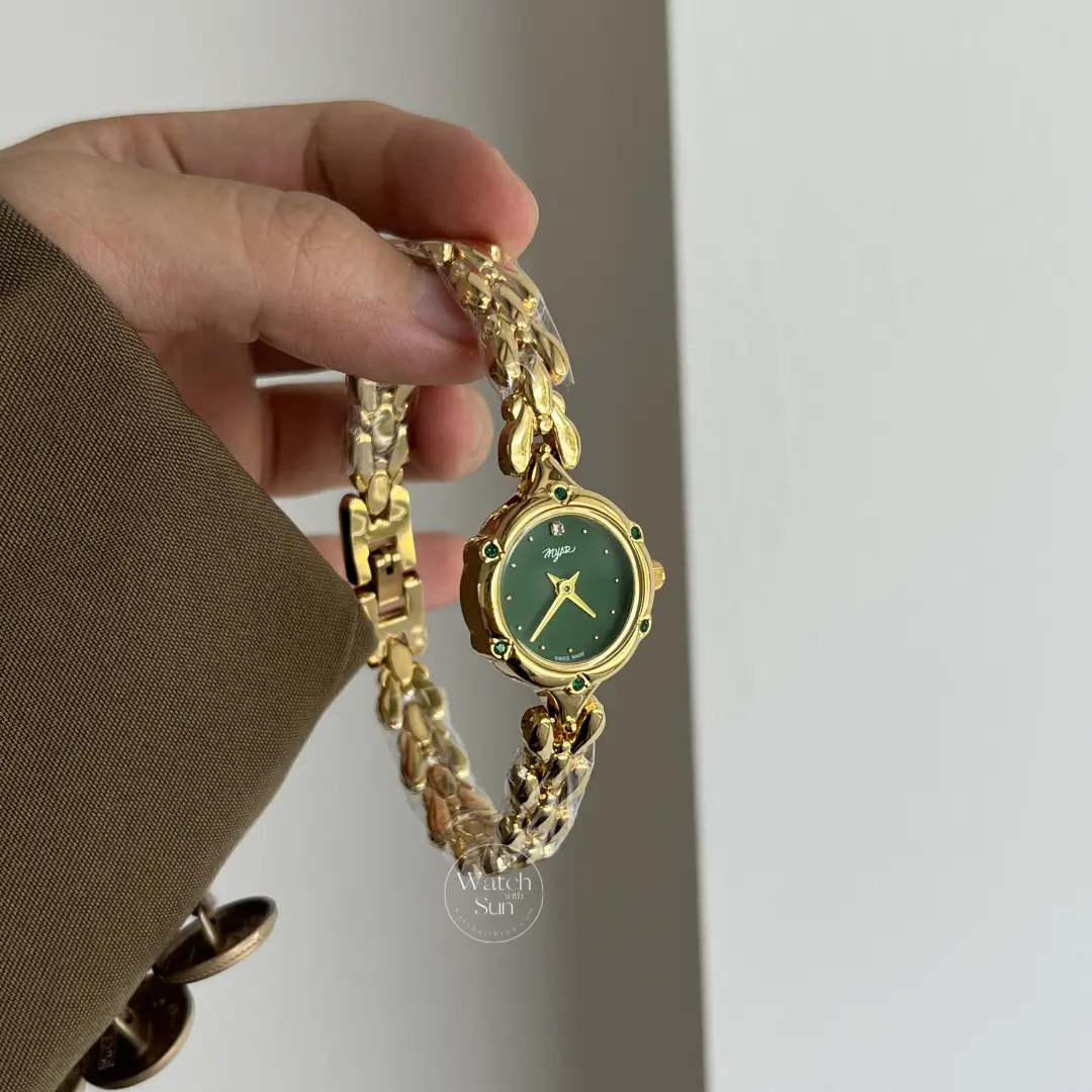 Vintage-Inspired Green Round Face Bracelet Watch for Women
