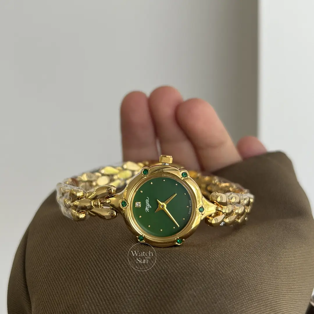 Vintage-Inspired Green Round Face Bracelet Watch for Women