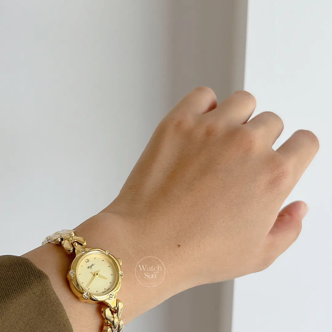 Vintage-Inspired Gold Round Face Bracelet Watch for Women