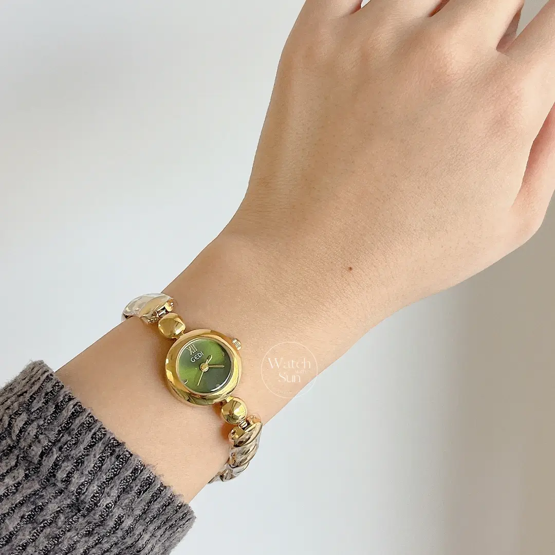 Retro Round Face Olive Green Dial Gold Bracelet Ladies Watch