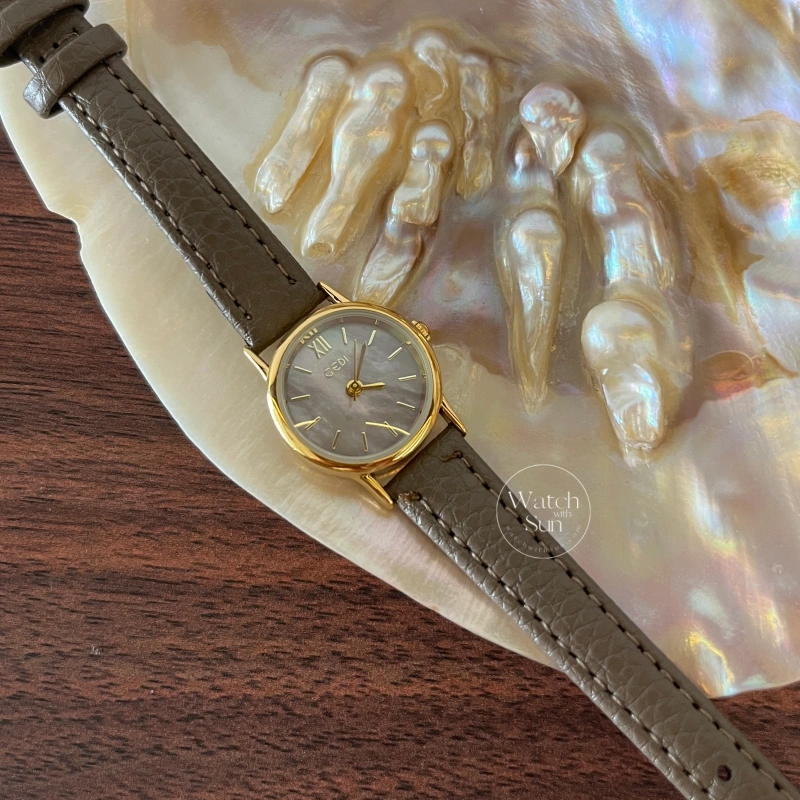 Retro Gold Round Mother-of-Pearl Dial Slim Leather Strap Women's Watch
