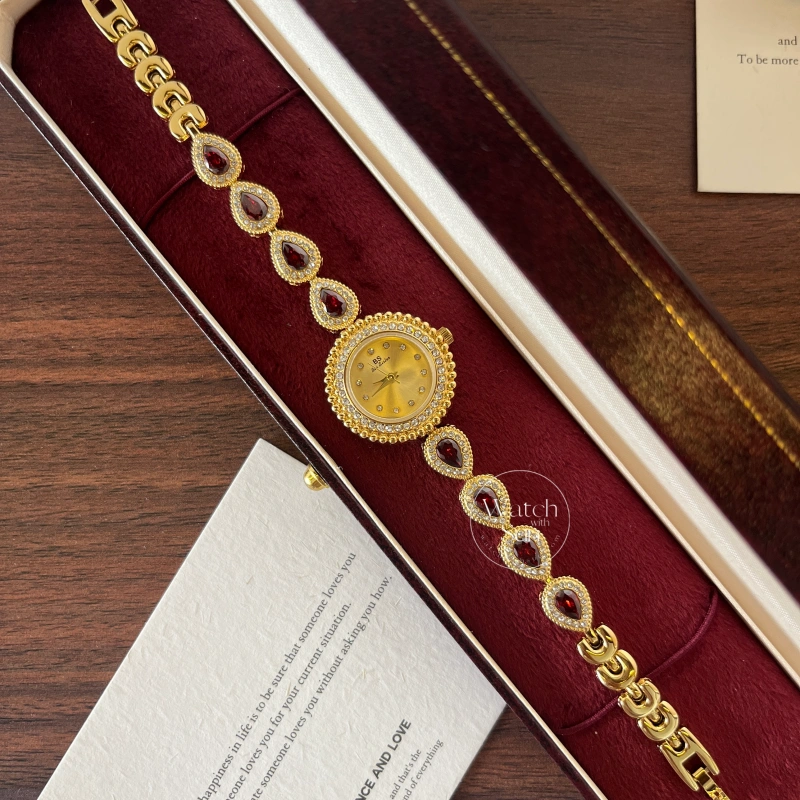 N471-1 Vintage Style Red Zircon Round Face Watch For Ladies