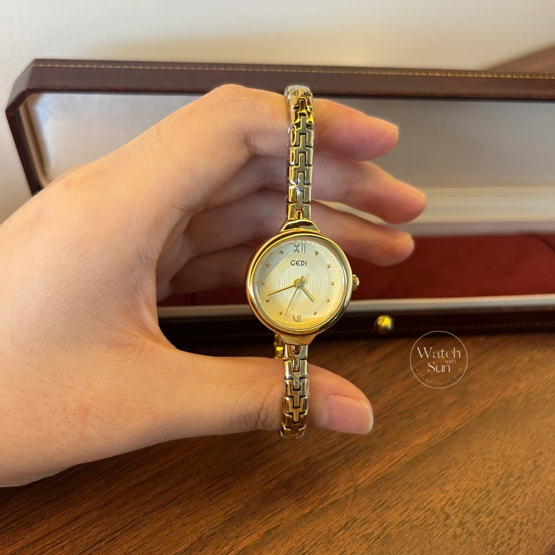 Classic Gold Round Dial Slim Geometric Link Bracelet Watch for Women