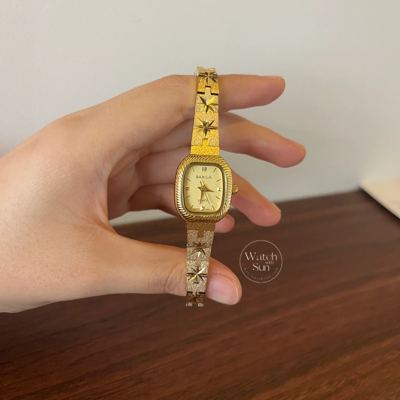 Elegant Gold Cushion Dial Zircon Engraved Bracelet Watch for Women