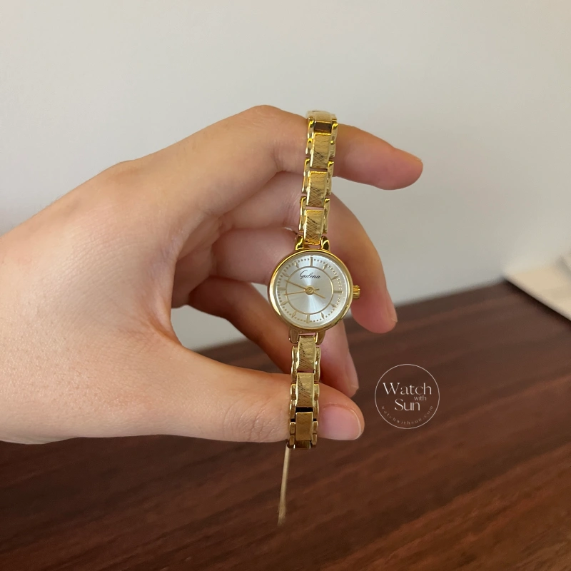 Classic Gold Round Roman Numeral Link Bracelet Watch for Women